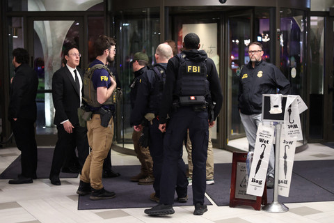Agen FBI terlihat di lobi Washington Hilton setelah tembakan dilepaskan selama White House Correspondents' Dinner di Washington, DC, AS, Sabtu (26/4/2026). Foto: ALEX WROBLEWSKI /AFP