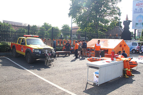 Sejumlah sarpras milik BPBD Kudus, Jawa Tengah dipamerkan saat Peringatan Hari Kesiapsiagaan Bencana 2026 di Alun-alun Simpang Tujuh Kudus pada Minggu (26/4/2026). Foto: Vega Ma'arrijil Ula/kumparan