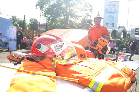 Sejumlah sarpras milik BPBD Kudus, Jawa Tengah dipamerkan saat Peringatan Hari Kesiapsiagaan Bencana 2026 di Alun-alun Simpang Tujuh Kudus pada Minggu (26/4/2026). Foto: Vega Ma'arrijil Ula/kumparan
