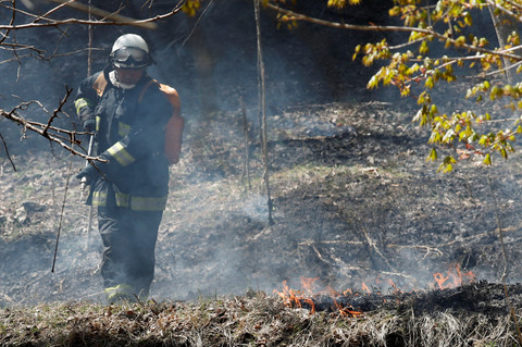 Seorang petugas pemadam kebakaran bertugas saat kebakaran hutan terus berlanjut di Otsuchi, Prefektur Iwate, Jepang, Minggu (26/4/2026). Foto: Kim Kyung-Hoon/REUTERS