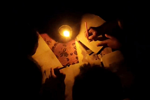 Para pelajar di Desa Huku Kecil, Kecamatan Elpaputih, Kabupaten Seram Bagian Barat, Maluku belajar dalam kondisi temaram. Foto: Dok. Istimewa