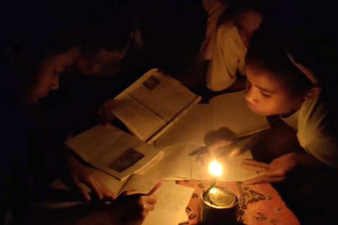 Para pelajar di Desa Huku Kecil, Kecamatan Elpaputih, Kabupaten Seram Bagian Barat, Maluku belajar dalam kondisi temaram. Foto: Dok. Istimewa