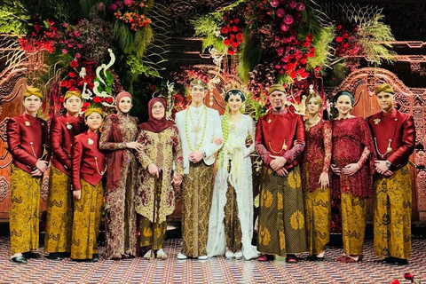 Potret El Rumi dan Syifa Hadju bersama keluarga besar Ahmad Dhani. Foto: Instagram/@ahmaddhaniofficial