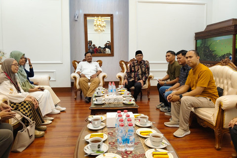 Orang tua korban Daycare Little Aresha bertemu Wali Kota Yogyakarta Hasto Wardoyo di Rumah Dinas Wali Kota, Minggu (26/4/2026). Foto: Arfiansyah Panji Purnandaru/kumparan