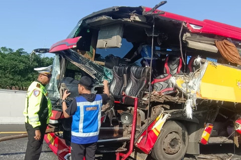 Kondisi armada bus mengalami kerusakan usai bertabrakan dengan truk di KM 807 jalur A Tol Gempol, Pasuruan, Jawa Timur, Minggu (26/4/2026). Foto: PJR Polda Jatim