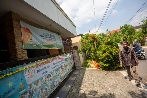 Warga melintas di dekat penitipan anak atau daycare Little Aresha yang disegel polisi di Umbulharjo, Yogyakarta, Minggu (26/4/2026). Foto: Andreas Fitri Atmoko/ANTARA FOTO