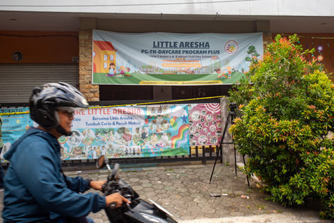 Warga melintas di dekat penitipan anak atau daycare Little Aresha yang disegel polisi di Umbulharjo, Yogyakarta, Minggu (26/4/2026). Foto: Andreas Fitri Atmoko/ANTARA FOTO