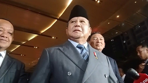 Presiden Prabowo Subianto didampingi Menhan Sjafrie Sjamsoeddin dan Menteri ESDM Bahlil Lahadalia memberikan keterangan pers usai menghadiri pernikahan El Rumi dan Syifa Hadju di Jakarta, Minggu (26/4/2026). Foto: Dok. Istimewa