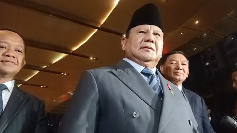 Presiden Prabowo Subianto didampingi Menhan Sjafrie Sjamsoeddin dan Menteri ESDM Bahlil Lahadalia memberikan keterangan pers usai menghadiri pernikahan El Rumi dan Syifa Hadju di Jakarta, Minggu (26/4/2026). Foto: Dok. Istimewa