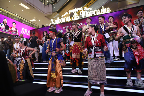 Para penari tampil membawakan berbagai tarian dalam The Audition 2026 untuk Pagelaran Sabang Merauke di Main Atrium Grand Indonesia, Jakarta, Minggu (26/4/2026). Foto: Iqbal Firdaus/kumparan
