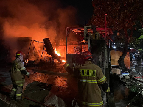 Gudang ekspedisi di Depok, Jawa Barat, terbakar pada Minggu (26/4). Dok. kumparan