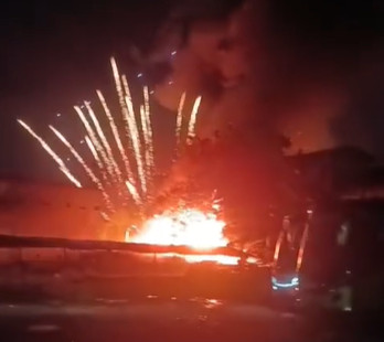 Ledakan kembang api dari lokasi kebakaran gudang ekspedisi di Depok, Minggu (26/4). Dok. Istimewa