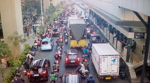 Kemacetan di Jalan Gatot Subroto, Jakarta Selatan, Senin (27/4). Dok. X/@TMCPoldaMetro