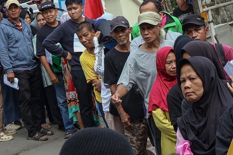 Penerima bantuan sosial antre saat penyaluran beras dan MinyaKita di Kelurahan Sukamaju, Kota Depok, Jawa Barat, Minggu (26/4/2026). Foto: Yulius Satria Wijaya/ANTARA FOTO