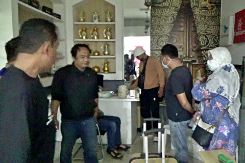 Suasana saat biro perjalanan umrah digeruduk belasan orang korban penipuan. Foto: Dok. Istimewa