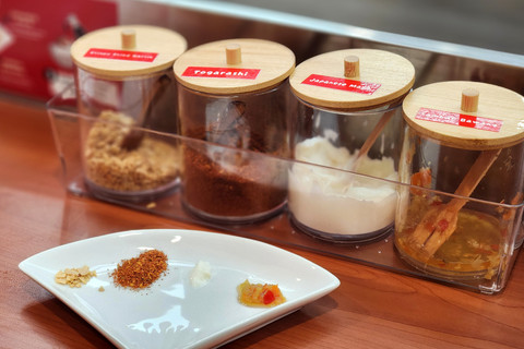 Berbagai kondimen di Seto Menchi Grill yang berlokasi di Pasaraya Blok M, salah satu tempat makan yang baru buka. Foto: Ela Nurlaela/kumparan