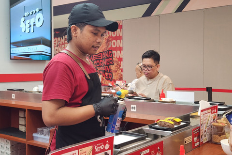 Staf sedang menyajikan set seto menchi yang berlokasi di Pasaraya Blok M, salah satu tempat makan yang baru buka. Foto: Ela Nurlaela/kumparan