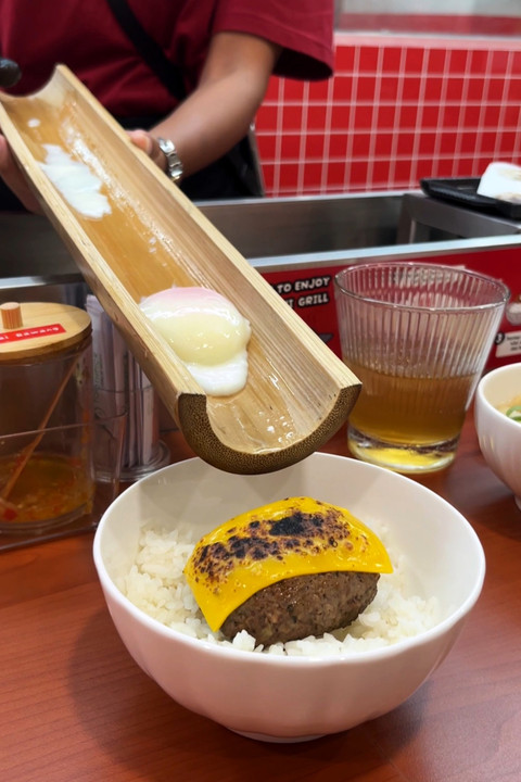Penyajian sliding tamago di Seto Menchi Grill di Pasaraya Blok M, salah satu tempat makan yang baru buka. Foto: Ela Nurlaela/kumparan