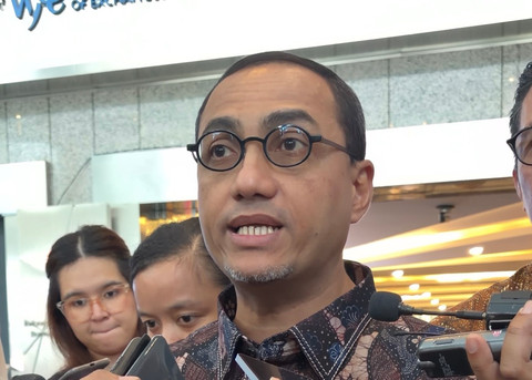 Kepala Eksekutif Pengawas Pasar Modal, Keuangan Derivatif dan Bursa Karbon OJK, Hasan Fawzi, di Bursa Efek Indonesia, Jakarta Selatan, Senin (27/4/2026). Foto: Najma Ramadhanya/kumparan