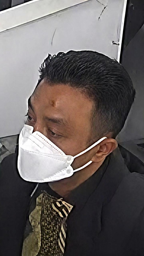 Pelaku maling motor di sebuah percetakan di kawasan Rawamangun, Jakarta Timur, terekam CCTV saat beraksi. Foto: Dok. Istimewa