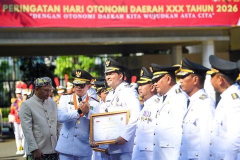 Wamendagri Bima Arya Sugiarto (kedua kiri) berjabat tangan dengan Bupati Indramayu Lucky Hakim (kelima kanan) saat memberikan piagam penghargaan pada Peringatan Hari Otonomi Daerah XXX Tahun 2026 di Kantor Kemendagri, Jakarta, Senin (27/4/2026). Foto: M Risyal Hidayat/ANTARA FOTO