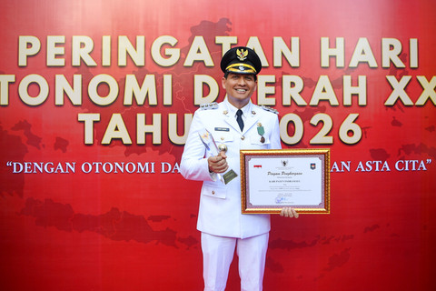 Bupati Indramayu Lucky Hakim berpose dengan piagam penghargaan saat menghadiri Peringatan Hari Otonomi Daerah XXX Tahun 2026 di Kantor Kementerian Dalam Negeri (Kemendagri), Jakarta, Senin (27/4/2026). Foto: M Risyal Hidayat/ANTARA FOTO