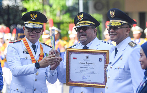 Wamendagri Bima Arya Sugiarto (kiri) berjabat tangan dengan Wakil Gubernur DKI Jakarta Rano Karno (tengah) saat memberikan piagam penghargaan pada Peringatan Hari Otonomi Daerah XXX Tahun 2026 di Kemendagri, Jakarta, Senin (27/4/2026). Foto: M Risyal Hidayat/ANTARA FOTO
