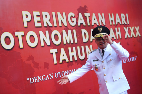 Wakil Gubernur Jawa Barat Erwan Setiawan berjalan saat menghadiri Peringatan Hari Otonomi Daerah XXX Tahun 2026 di Kantor Kementerian Dalam Negeri (Kemendagri), Jakarta, Senin (27/4/2026). Foto: M Risyal Hidayat/ANTARA FOTO