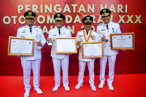 Wagub Jabar Erwan Setiawan, Walkot Bandung Muhammad Farhan, Bupati Bandung Dadang Supriatna dan Bupati Indramayu Lucky Hakim berpose saat menghadiri Peringatan Hari Otonomi Daerah XXX Tahun 2026 di Kantor Kemendagri, Jakarta, Senin (27/4/2026). Foto: M Risyal Hidayat/ANTARA FOTO