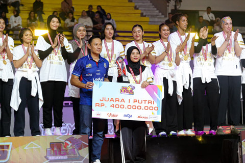 Penyerahan piala juara Proliga 2026 oleh Menteri Koordinator Bidang Infrastruktur dan Pembangunan Kewilayahan, Agus Harimurti Yudhoyono (AHY), kepada Kapten tim Jakarta Pertamina Enduro, Tisya Amallya Putri di GOR Amongrogo, Yogyakarta. Foto: Dok. Pertamina