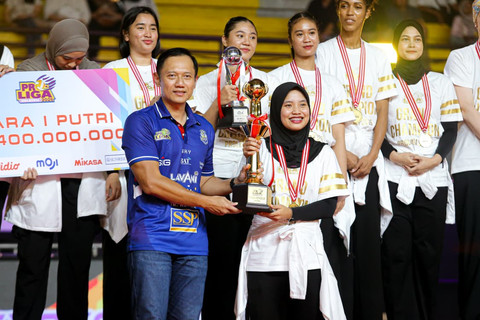 Penyerahan piala Juara 1 Proliga 2026 oleh Menteri Koordinator Bidang Infrastruktur dan Pembangunan Kewilayahan, Agus Harimurti Yudhoyono (AHY), kepada Kapten tim Jakarta Pertamina Enduro, Tisya Amallya Putri di GOR Amongrogo, Yogyakarta. Foto: Dok. Pertamina