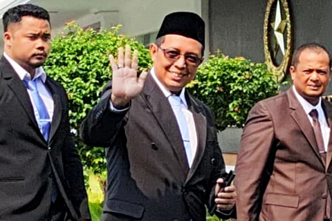 Hasan Nasbi (tengah) tiba di Istana Kepresidenan jelang pelantikan. Foto: Jonathan Devin/kumparan