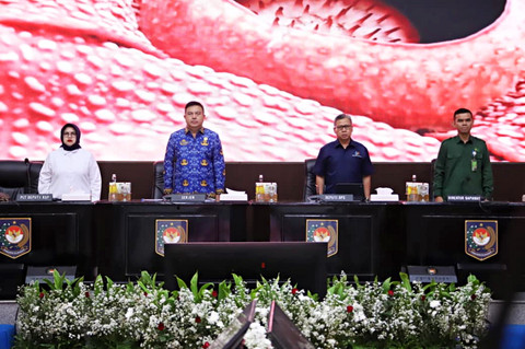 Sekjen Kemendagri, Tomsi Tohir, saat memimpin Rapat Koordinasi Pengendalian Inflasi Daerah yang berlangsung secara hybrid dari Gedung Sasana Bhakti Praja (SBP), Kantor Pusat Kemendagri, Jakarta, Senin (27/4/2026). Foto: Dok. Kemendagri