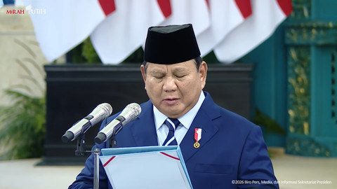 Presiden Prabowo Subianto melantik sejumlah pejabat negara di Istana Negara, Jakarta, Senin (27/4/2026). Foto: YouTube/ Sekretariat Presiden