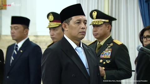 Hasan Nasbi saat dilantik Presiden Prabowo Subianto sebagai Penasihat Khusus Presiden bidang Komunikasi di Istana Negara, Jakarta, Senin (27/4/2026). Foto: YouTube/ Sekretariat Presiden