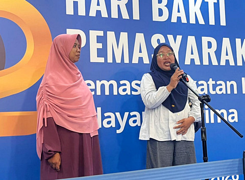 Neneng dan Emis, keluarga dari warga binaan lapas yang mendapat gerobak usaha gratis dan modal usaha dari Ditjenpas usai acara Tasyakuran Hari Bakti ke-62 di Politeknik Imipas, Tanah Tinggi, Tangerang, Senin (27/4/2026). Foto: Nasywa Athifah/kumparan