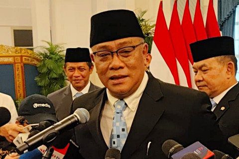 Jumhur Hidayat tengah menjawab pertanyaan pers usai dilantik oleh Presiden RI, Prabowo Subianto sebagai Menteri Lingkungan Hidup di Istana Kepresidenan, Jakarta, Senin (27/4/2026). Foto: Jonathan Devin/kumparan