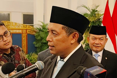 Hasan Nasbi tengah menjawab pertanyaan pers usai dilantik oleh Presiden RI, Prabowo Subianto sebagai Penasihat Khusus Presiden bidang Komunikasi di Istana Kepresidenan, Jakarta, Senin (27/4/2026). Foto: Jonathan Devin/kumparan