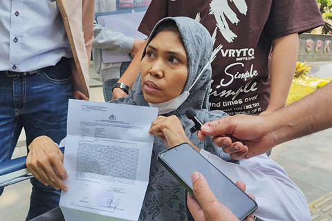 Mimi Maisyarah, korban dugaan malapraktik pengangkatan rahim melaporkan RS ke SPKT Polda Sumut, Senin (27/4/2026). Foto: Amar Marpaung/kumparan