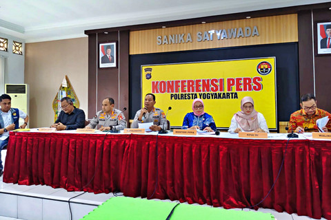 Polresta Yogyakarta menggelar konferensi pers kasus kekerasan dan penelantaran anak di Daycare Little Aresha Yogyakarta yang turut dihadiri oleh Menteri PPPA Arifatul Choiri Fauzi, Wali Kota Yogyakarta, dan pejabat lainnya, Senin (27/4/2026). Foto: Panji/kumparan
