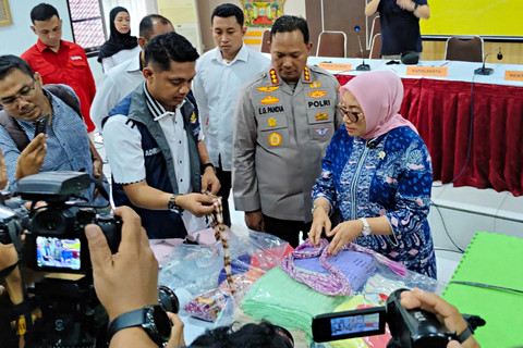 Polresta Yogyakarta menggelar konferensi pers kasus kekerasan dan penelantaran anak di Daycare Little Aresha Yogyakarta yang turut dihadiri oleh Menteri PPPA Arifatul Choiri Fauzi, Wali Kota Yogyakarta, dan pejabat lainnya, Senin (27/4/2026). Foto: Panji/kumparan