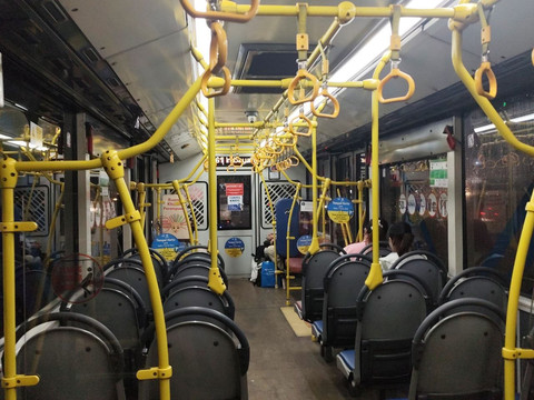 suasana kegiatan di transportasi umum, sumber : aldridge christian seubelan photos