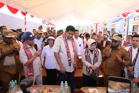 Mendagri Tito Karnavian bersama Menteri PKP Maruarar Sirait dan Kepala BPS Amalia Adininggar Widyasanti meninjau program perumahan rakyat di Perumahan Kadar Malibera Residence III, Kota Sorong, Papua Barat Daya, Senin (27/4/2026). Foto: Kemendagri RI