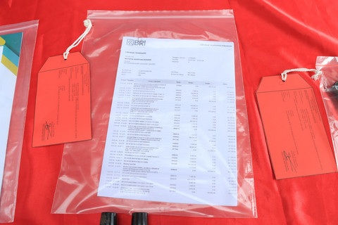 Barang bukti yang ditunjukkan saat konpers kasus penipuan SK palsu penerimaan PNS di lingkungan Pemkab Gresik. Foto: Polres Gresik