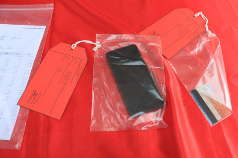 Barang bukti yang ditunjukkan saat konpers kasus penipuan SK palsu penerimaan PNS di lingkungan Pemkab Gresik. Foto: Polres Gresik