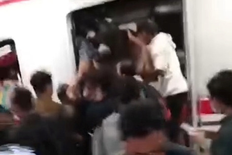 Kondisi KRL Commuterline dan KA Bromo Anggrek yang terlibat kecelakaan di Stasiun Bekasi Timur, Bekasi, Senin (27/4/2026). Foto: Instagram/@liputancikarang