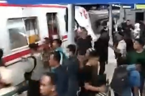 Kondisi KRL Commuterline dan KA Bromo Anggrek yang terlibat kecelakaan di Stasiun Bekasi Timur, Bekasi, Senin (27/4/2026). Foto: Instagram/@liputancikarang