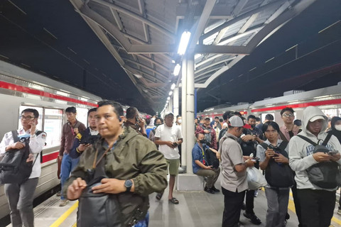 Penumpang yang menuju Stasiun Bekasi diminta turun di Stasiun Cakung, Jakarta Timur, Senin (27/4/2026). Foto: Nadia Riso/kumparan