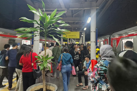 Penumpang yang menuju Stasiun Bekasi diminta turun di Stasiun Cakung, Jakarta Timur, Senin (27/4/2026). Foto: Nadia Riso/kumparan