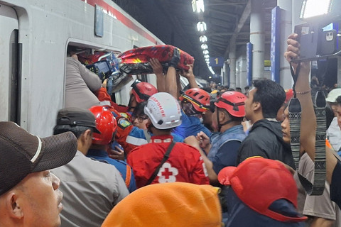 Petugas mengevakuasi penumpang yang menjadi korban kecelakaan KRL Commuterline dan KA Bromo Anggrek di Stasiun Bekasi Timur, Bekasi, Senin (27/4/2026). Foto: Dok. Istimewa